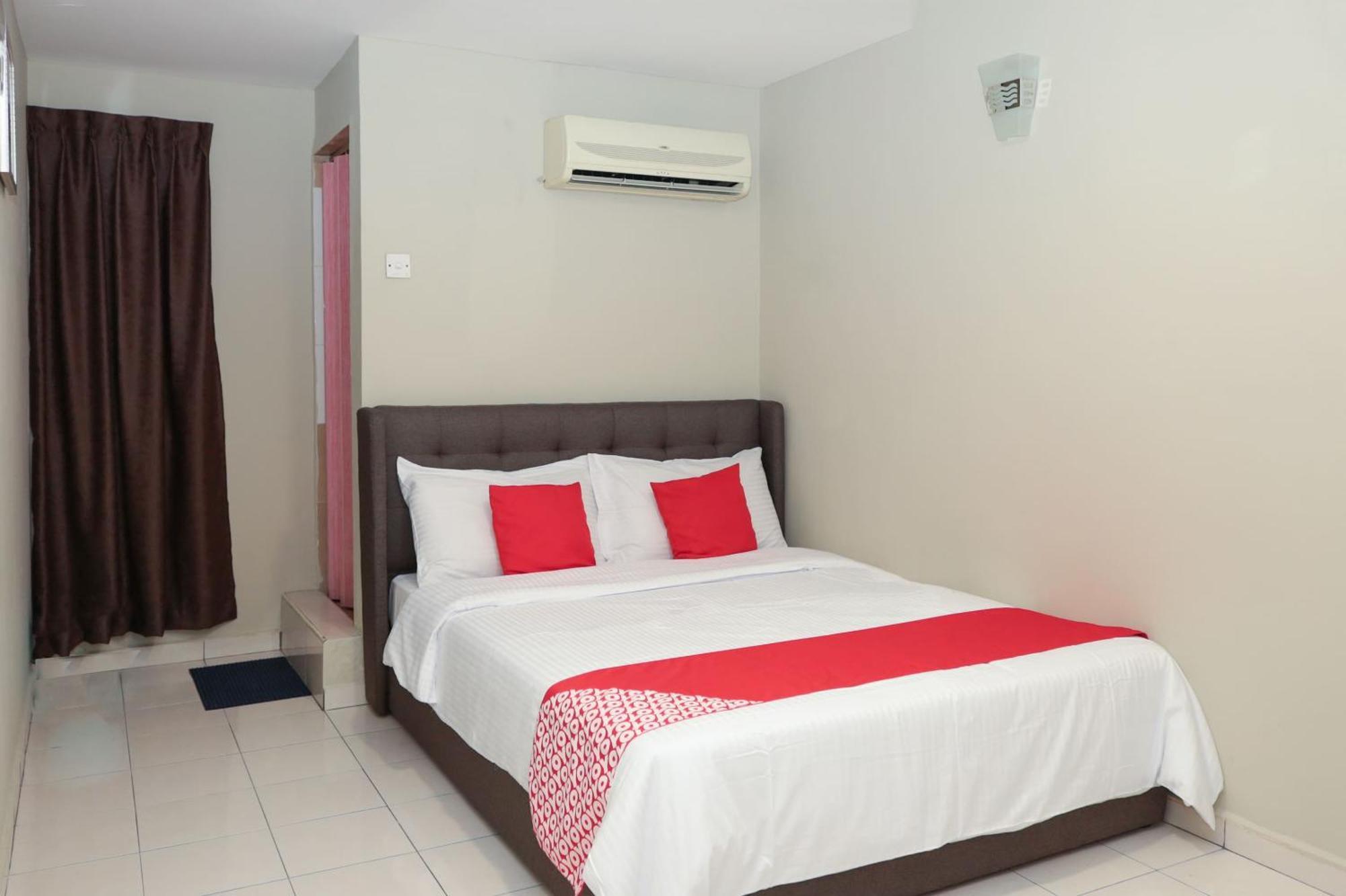 קאג'אנג Oyo 90338 Prima Saujana Budget Hotel מראה חיצוני תמונה